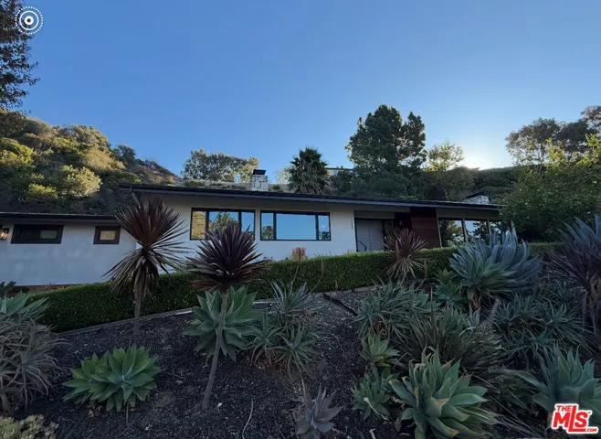 1228 Las Lomas Place, Pacific Palisades, California 90272