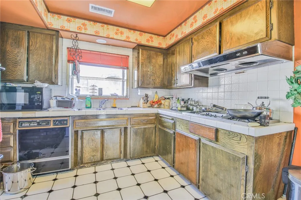 1315 Hillside, Pomona, California 91768 home-pic-10