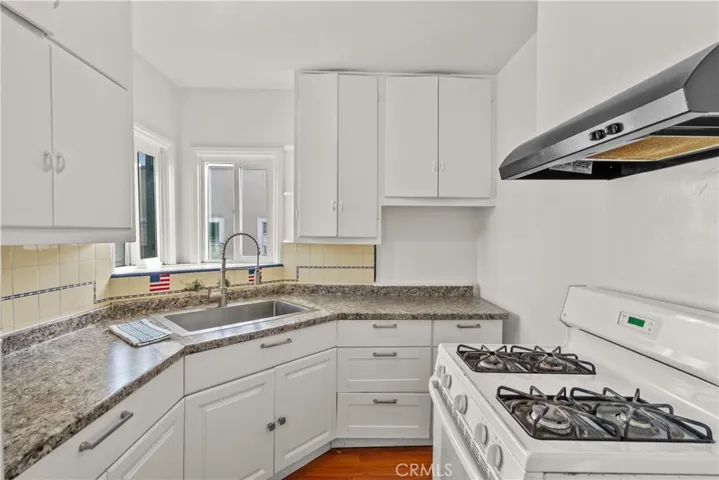 1322 S Van Ness, Los Angeles, California 90019