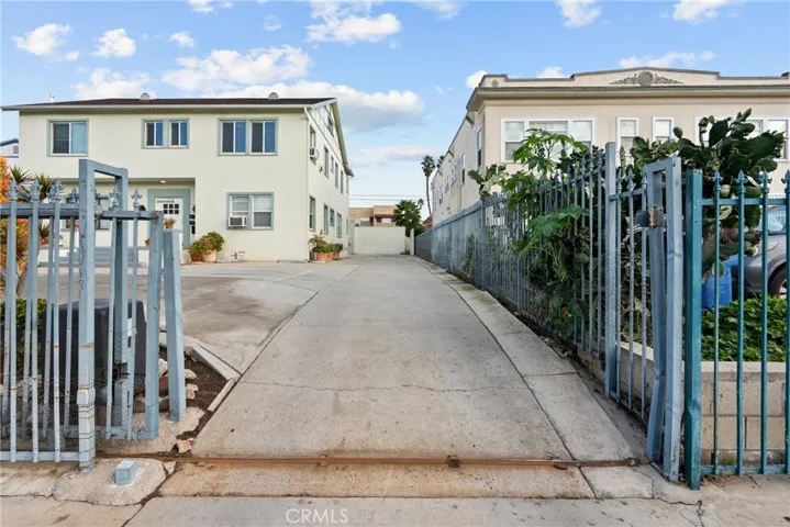 1322 S Van Ness, Los Angeles, California 90019