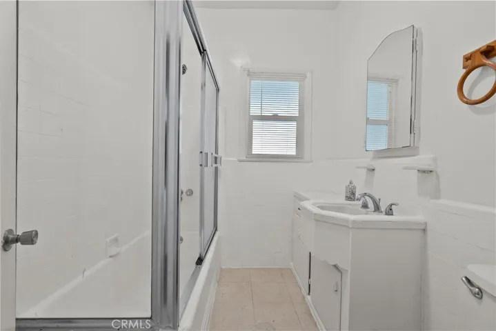 1322 S Van Ness, Los Angeles, California 90019