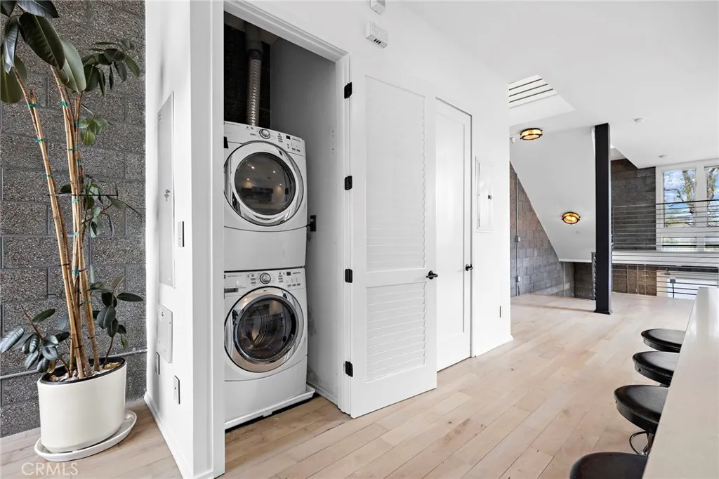 Main level washer & dryer