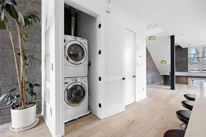 Main level washer & dryer
