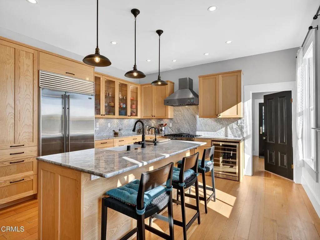 Breakfast bar/island