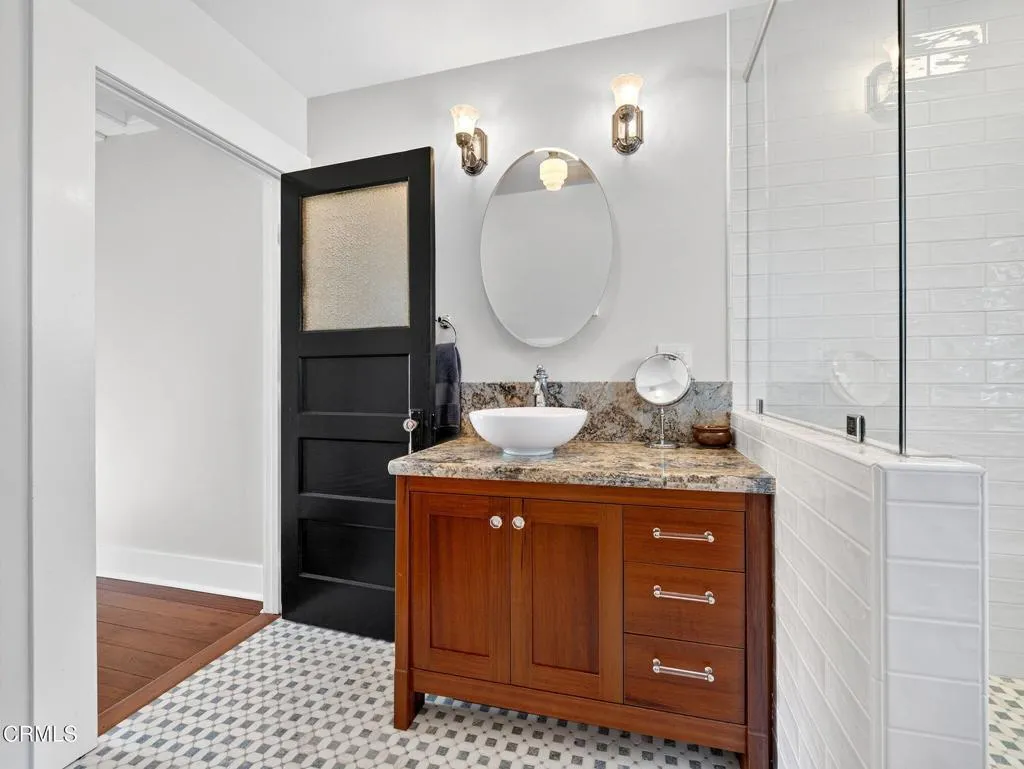 Upstairs full bathroom
