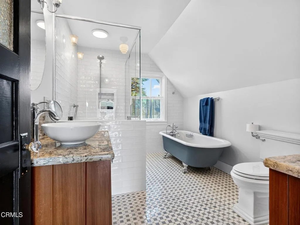 Upstairs full bathroom