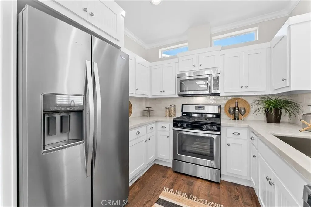 Full-size refrigerator plus filtered ice & water, full-size range oven, microwave, and big new farmhouse sink