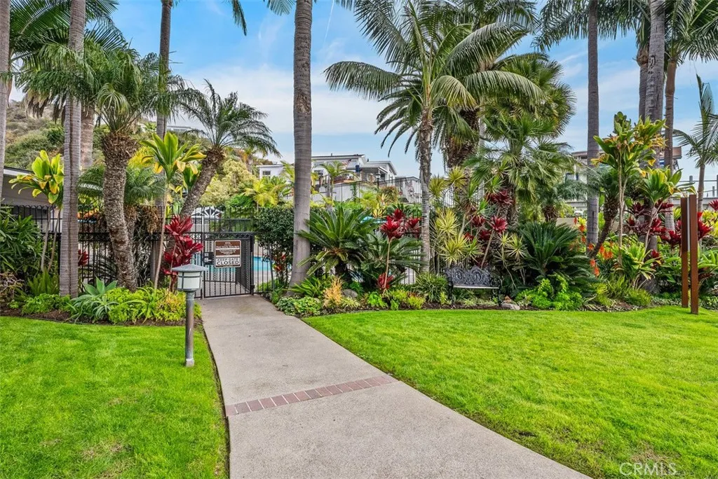 Path to Clubhouse, Gym, Pool & Spa