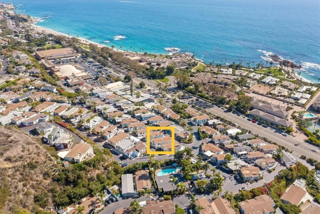 So close to beaches, resorts, shops & dining, plus clubhouse pool & spa just steps away and heated year-round.