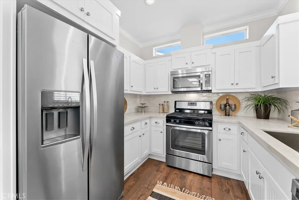 Kitchen with Full-Size Appliances - refrigerator + H2O + ice; range oven; microwave; dishwasher; and big new farmhouse sink + sprayer faucet.