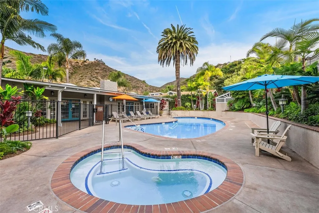 Warm Sparkling Pool & 102° Spa