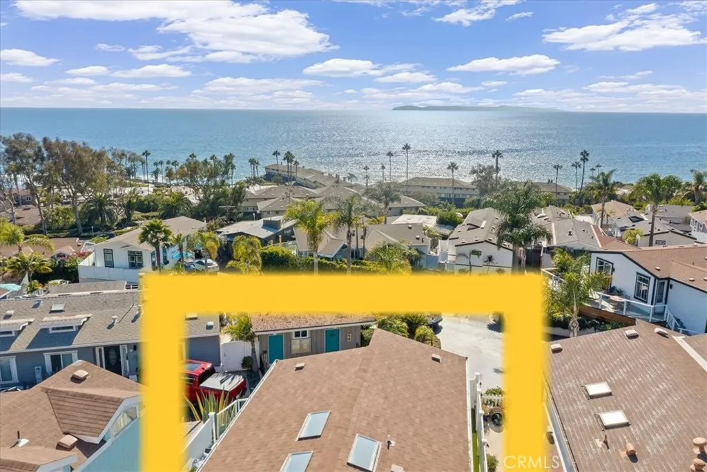 The F2 beach home gazes directly to the ocean and Catalina Island. 180° panorama "sea" across the Ocean to Sta. Catalina Island and north to Rancho Palos Verdes