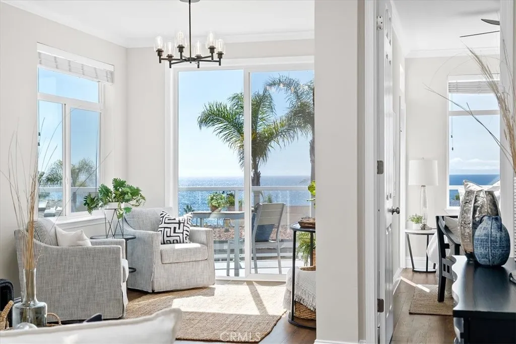 F2 Beach Home Surrounded by the Sea