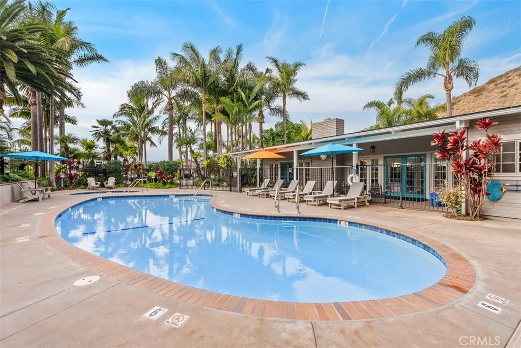 Pool heated year-round 83° F