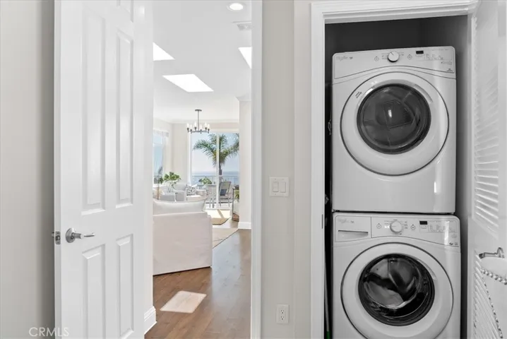 Full-size Inside Laundry with Ocean View