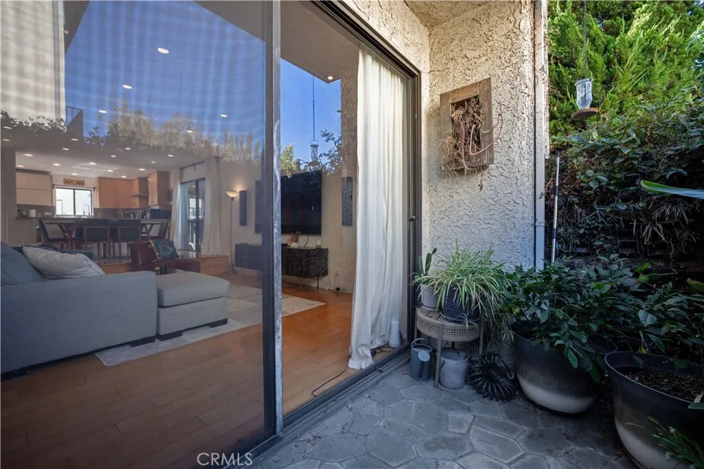 4222 Troost Avenue 21, Studio City, California 91604 home-pic-11