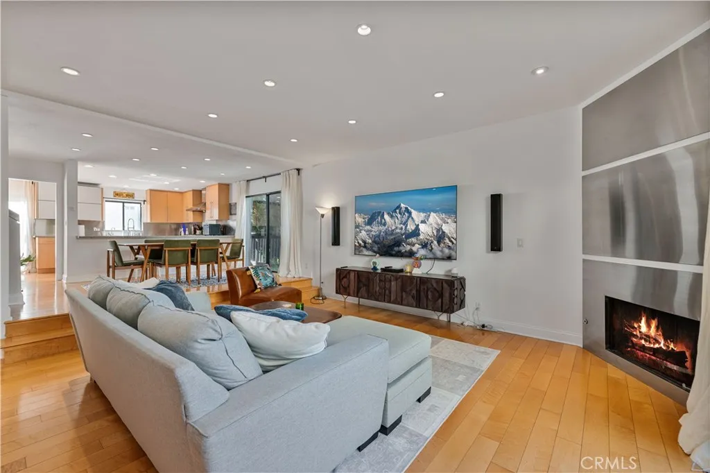 4222 Troost Avenue 21, Studio City, California 91604 home-pic-1