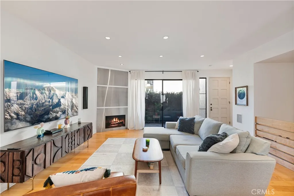 4222 Troost Avenue 21, Studio City, California 91604 home-pic-3