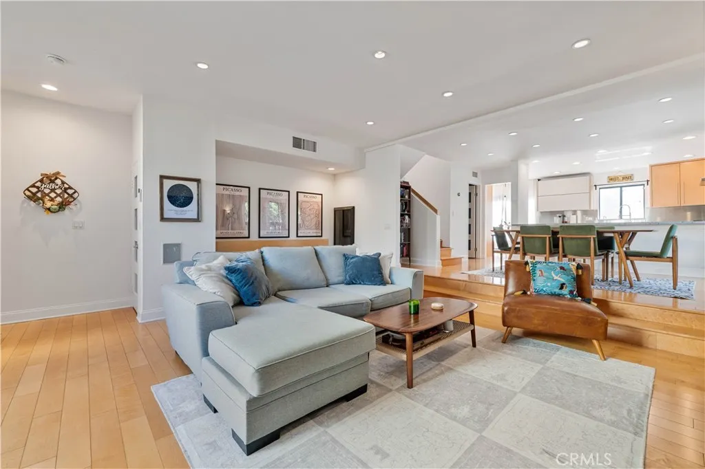 4222 Troost Avenue 21, Studio City, California 91604 home-pic-2