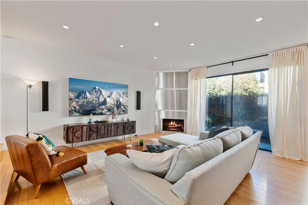 4222 Troost Avenue 21, Studio City, California 91604 home-pic-4