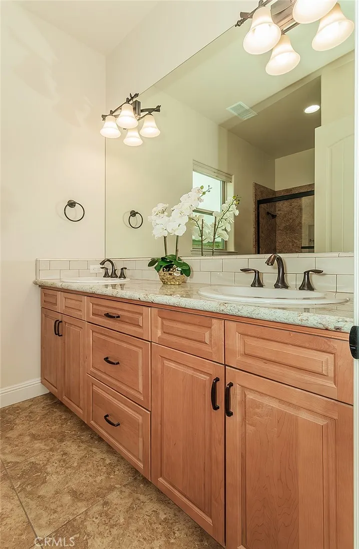 1562 N Empire Lane, Clovis, California 93619 home-pic-25