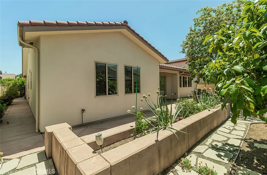 1562 N Empire Lane, Clovis, California 93619 home-pic-44