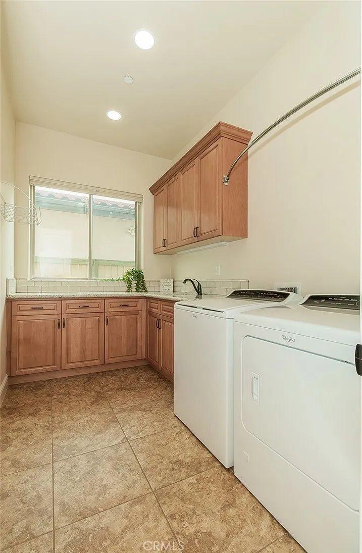 1562 N Empire Lane, Clovis, California 93619 home-pic-18