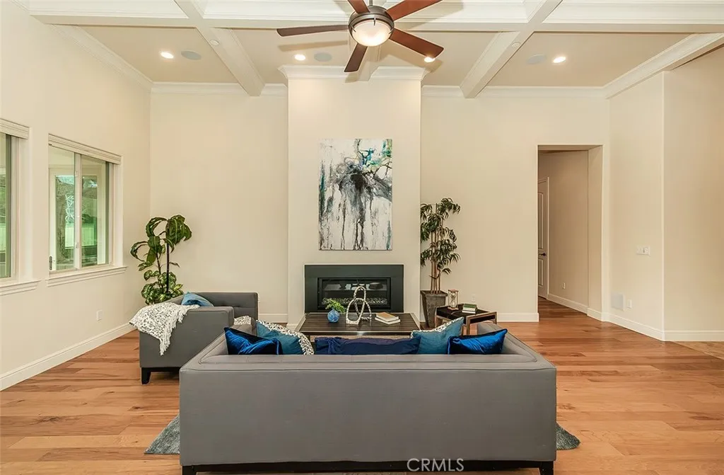 1562 N Empire Lane, Clovis, California 93619 home-pic-8