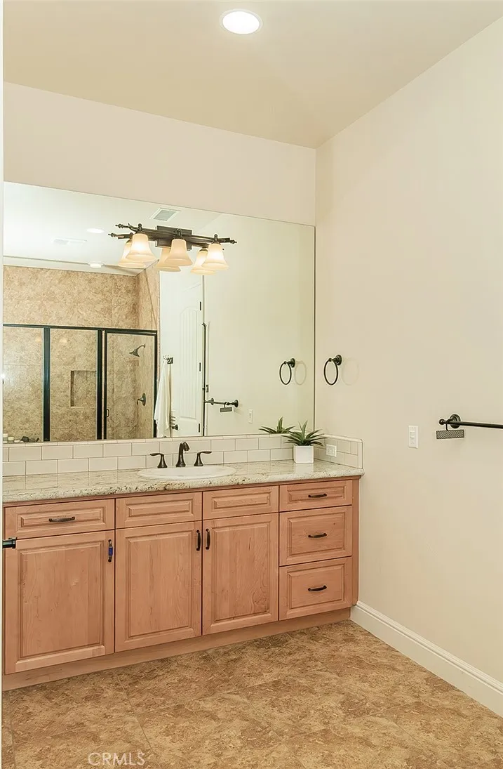 1562 N Empire Lane, Clovis, California 93619 home-pic-38