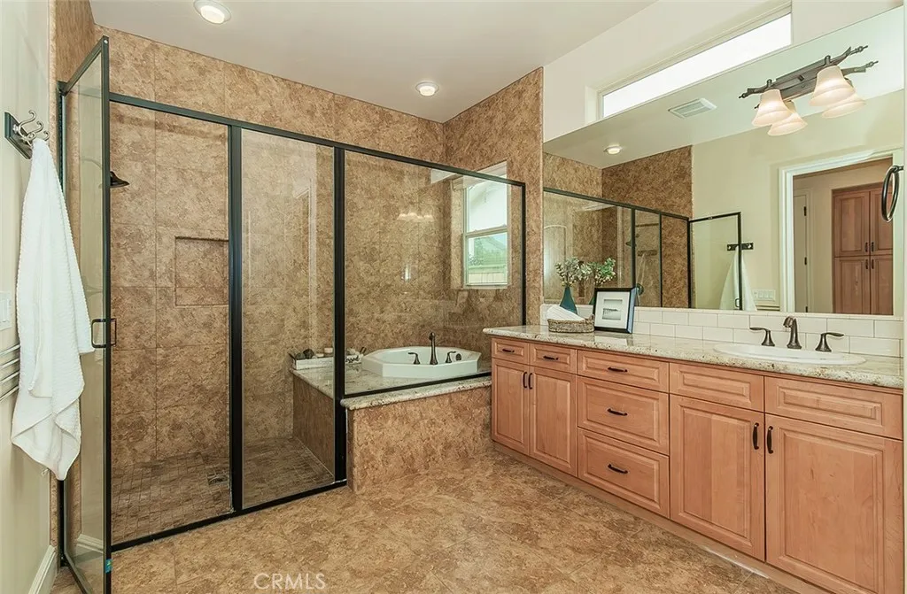 1562 N Empire Lane, Clovis, California 93619 home-pic-37
