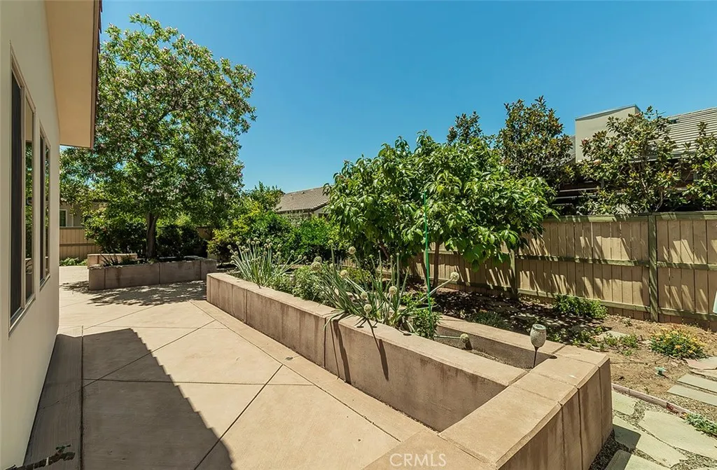 1562 N Empire Lane, Clovis, California 93619 home-pic-45
