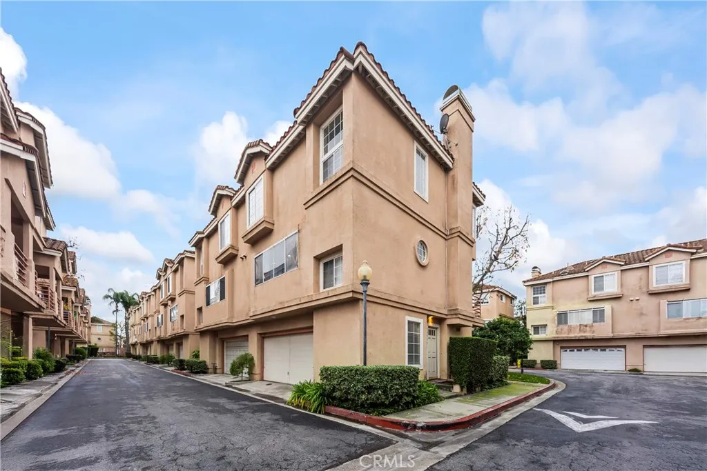 13957 Lemoli Avenue, Hawthorne, California 90250 home-pic-1