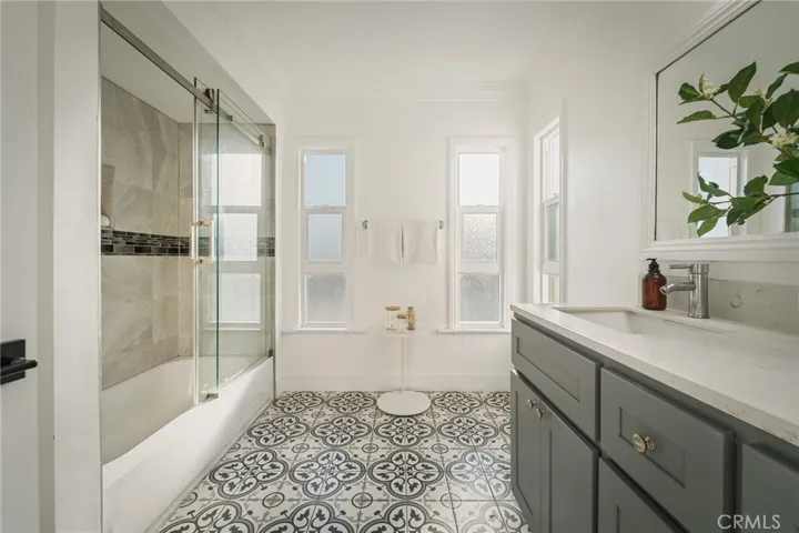5115 West Boulevard, Los Angeles, California 90043