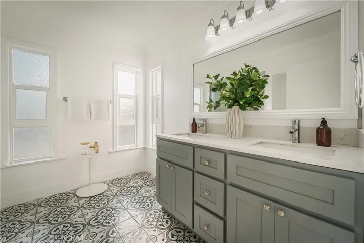 5115 West Boulevard, Los Angeles, California 90043