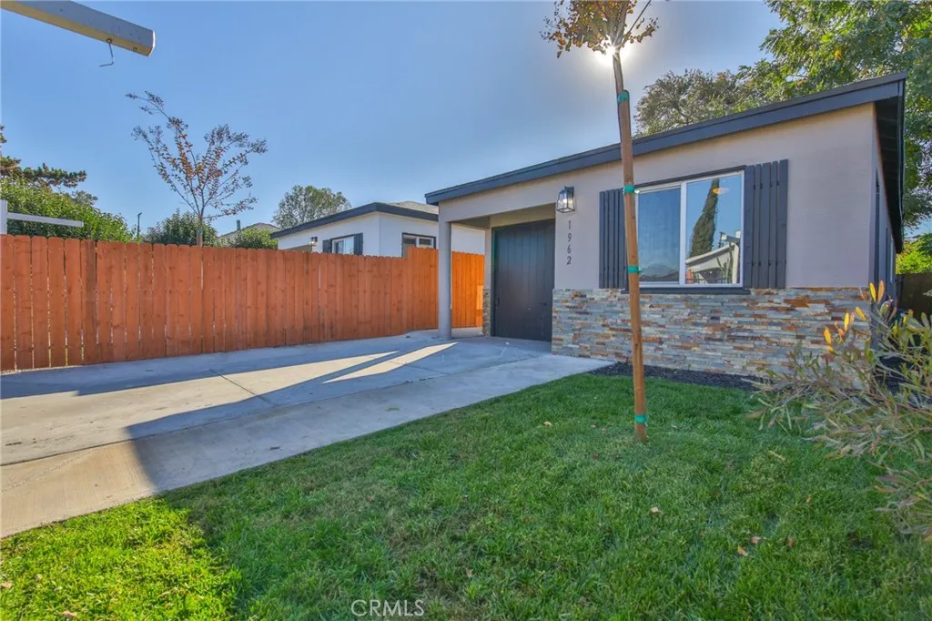 1962 E 114th Street, Los Angeles, California 90059 home-pic-2