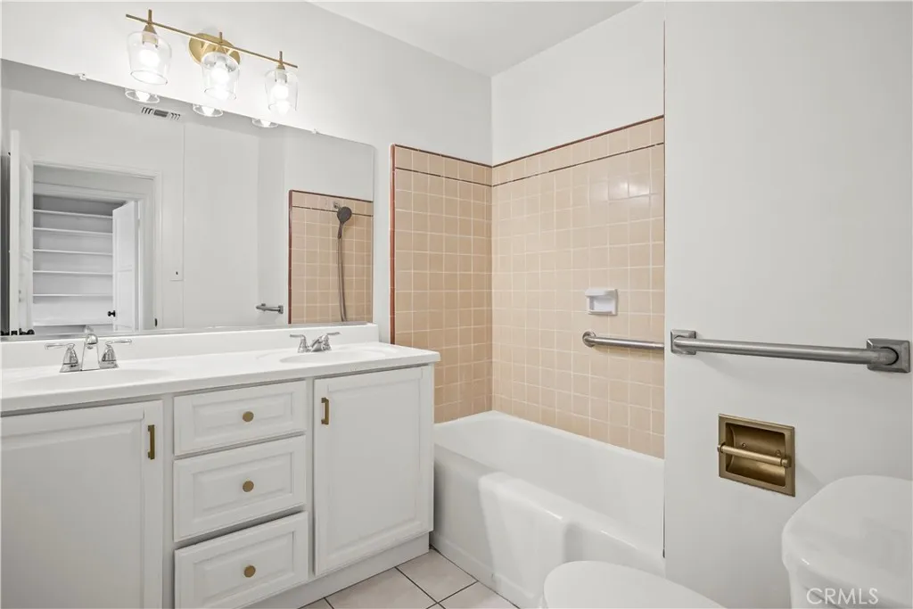 9530 Rives Avenue, Downey, California 90240 home-pic-28