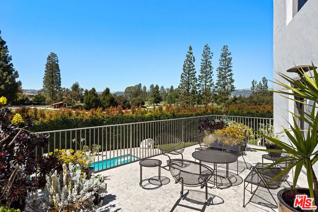 211 S Muirfield Road, Los Angeles, California 90004 home-pic-18