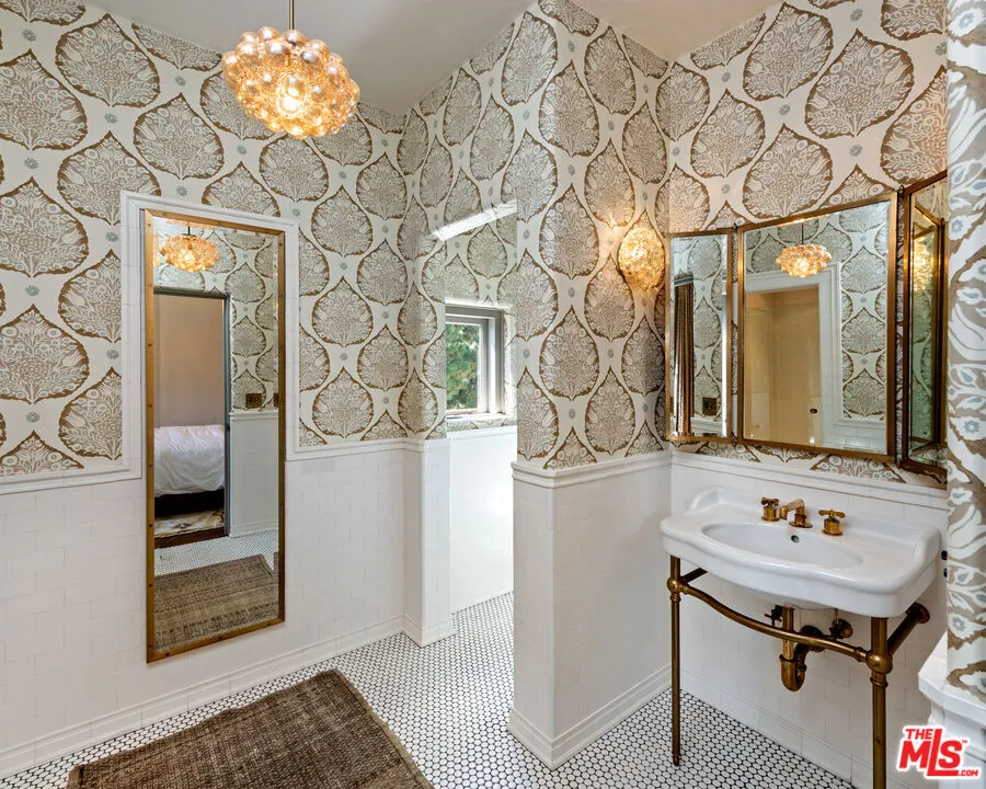 211 S Muirfield Road, Los Angeles, California 90004 home-pic-31