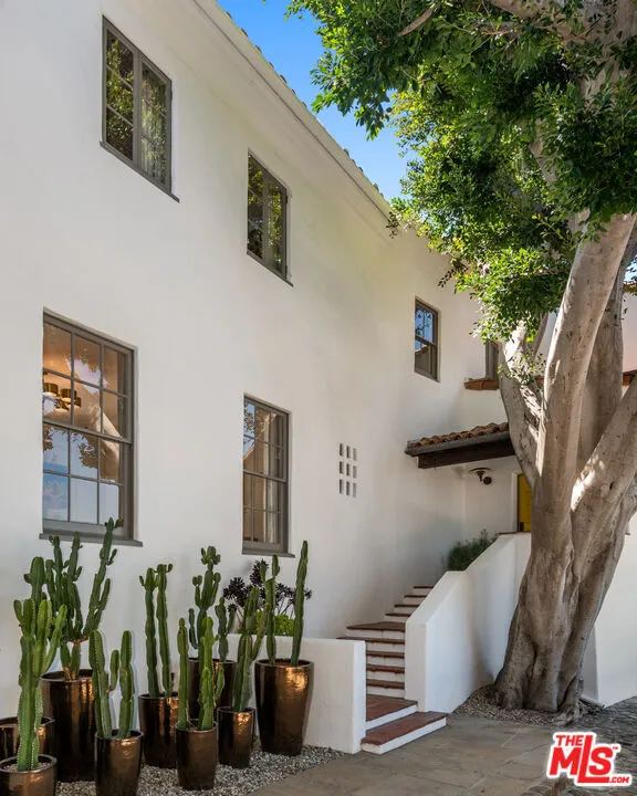 211 S Muirfield Road, Los Angeles, California 90004 home-pic-5