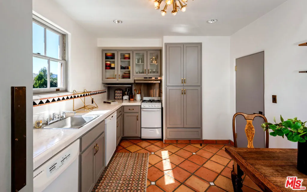 211 S Muirfield Road, Los Angeles, California 90004 home-pic-36