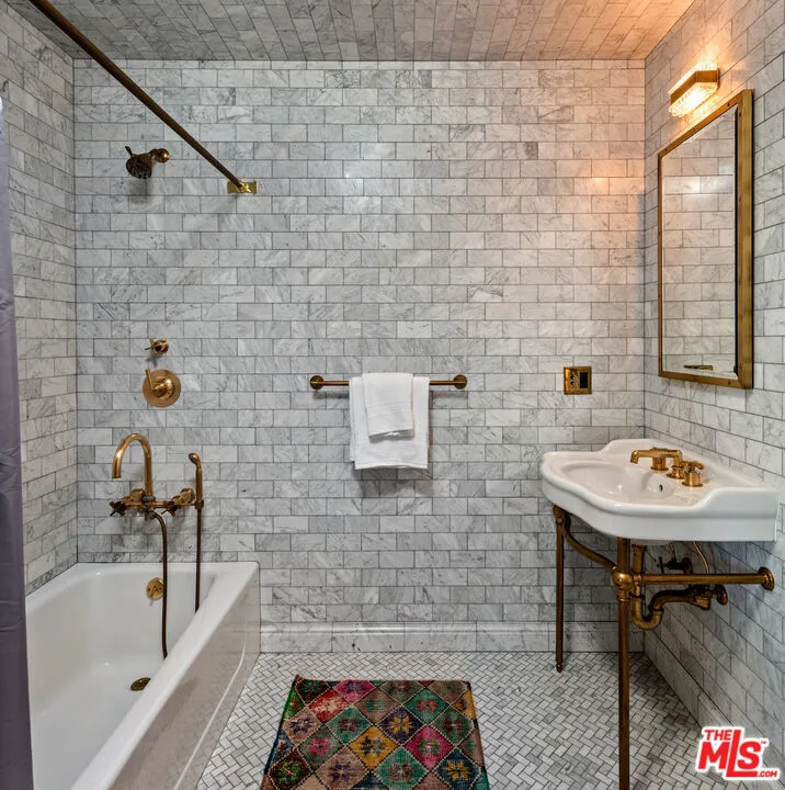 211 S Muirfield Road, Los Angeles, California 90004 home-pic-35