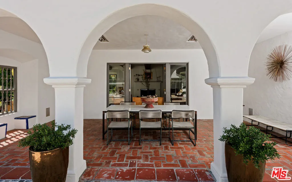 211 S Muirfield Road, Los Angeles, California 90004 home-pic-8