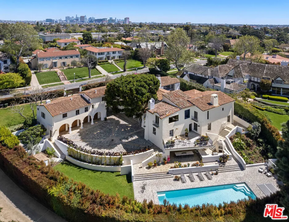 211 S Muirfield Road, Los Angeles, California 90004 home-pic-1