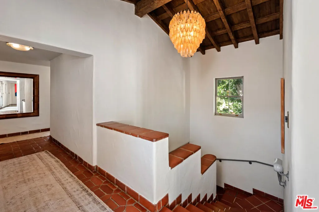 211 S Muirfield Road, Los Angeles, California 90004 home-pic-24