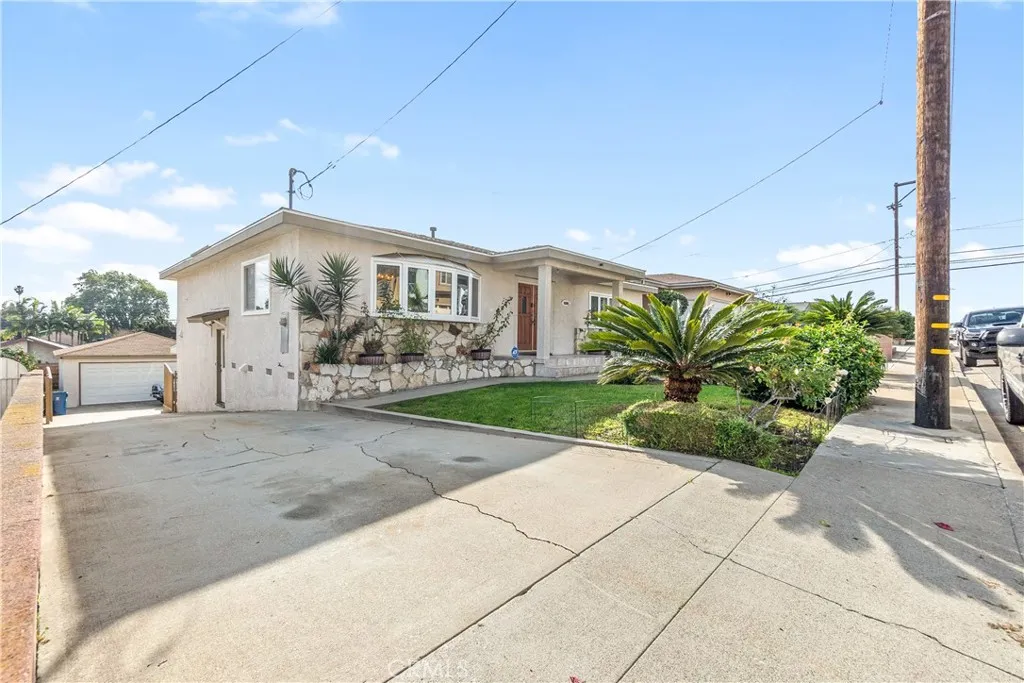 4580 W 132nd Street, Hawthorne, California 90250 home-pic-2