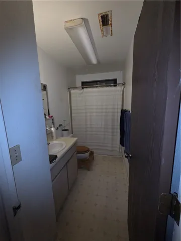 UPSTAIRS BATHROOM
