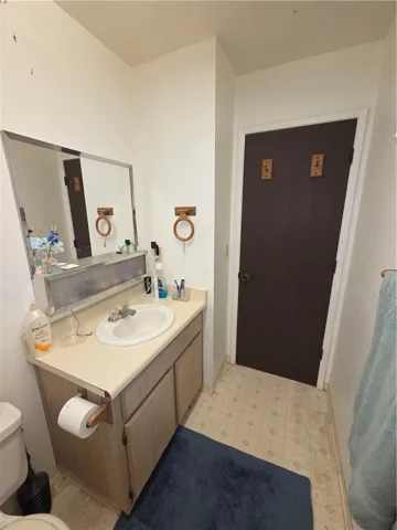 UPSTAIRS BATHROOM