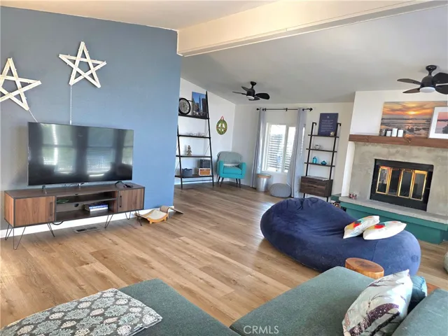 LARGE FAMILY ROOM