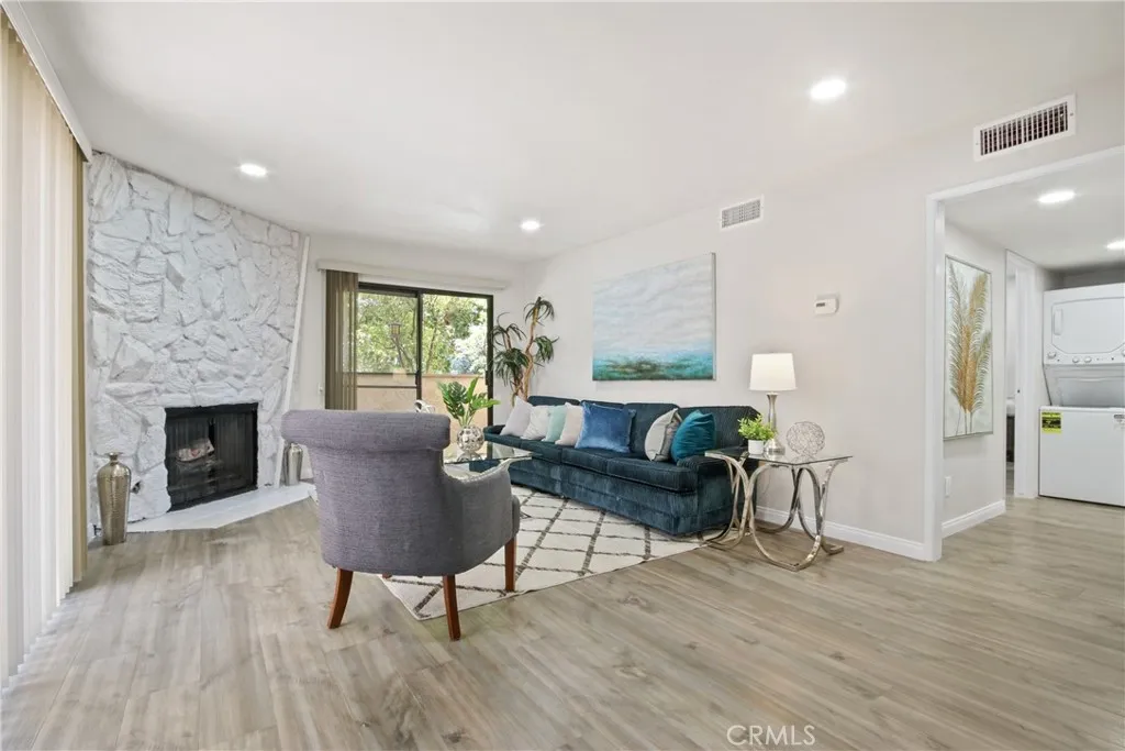 10687 Wilkins Avenue 1, Los Angeles, California 90024 home-pic-2