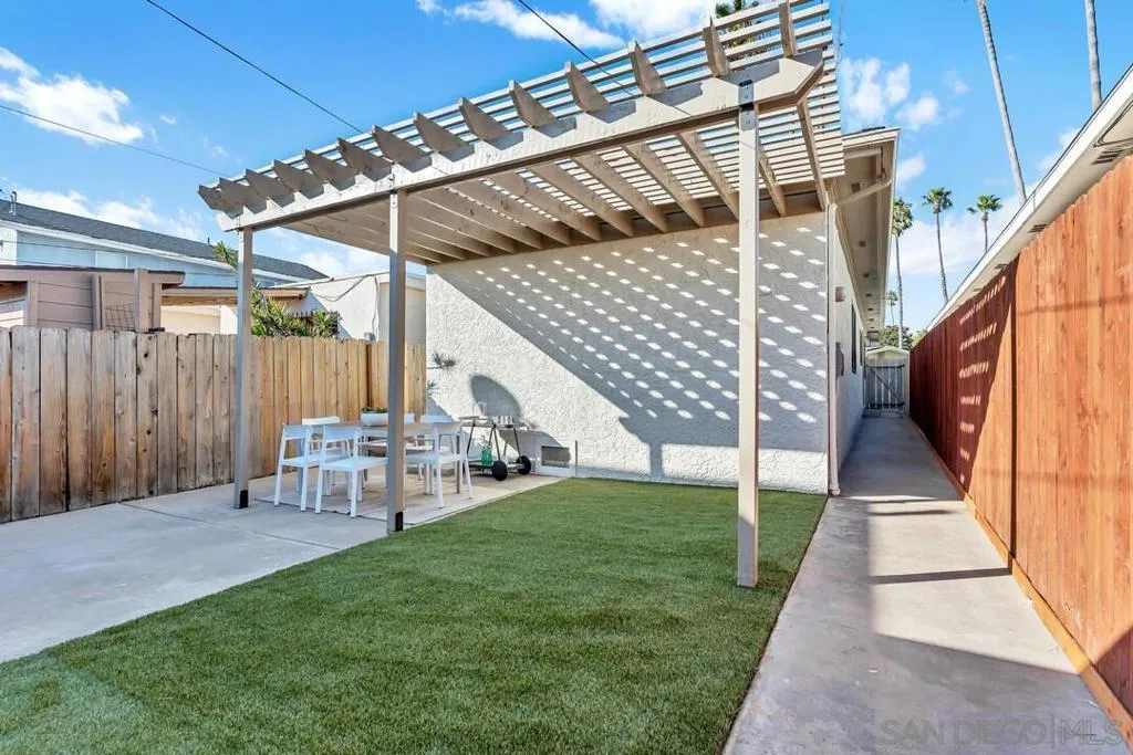 2275 Emerald St, San Diego, California 92109 home-pic-29
